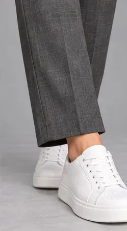 Fashion pose: Trouser hem detail