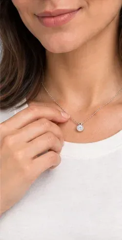 Fashion pose: Necklace detail